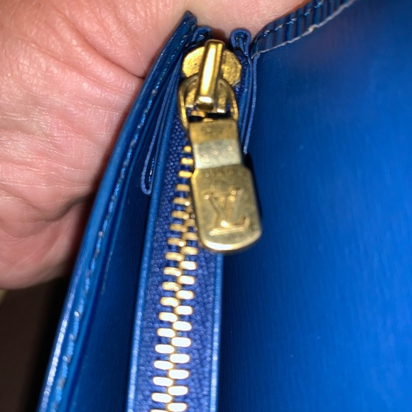 Authenticated Louis Vuitton epi wallet Authentic - Picture 10 of 14